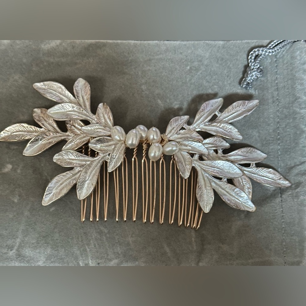 Elegant Pearlized Leaf Hair Comb